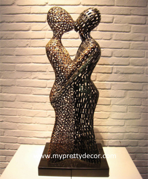 Metal Kiss sculpture